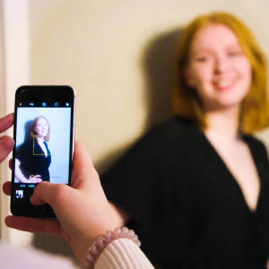 Vilde försöker få någon att skicka henne en dickpic. Vilde Bratland poserar suddigt i bakgrunden och hon syns skarpt på kompisens mobiltelefonskärm.