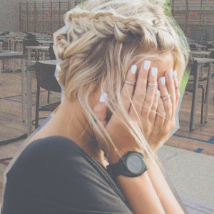 nainen peittää kasvonsa kädellä, taustalla yo-koesali