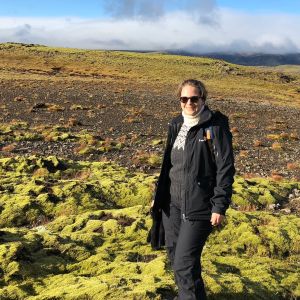 Kapellimestari Eva Ollikainen seisoo islantilaisessa maisemassa.