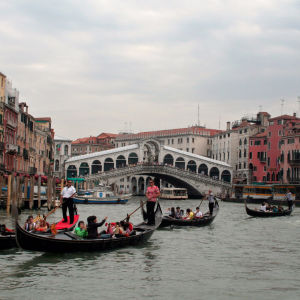 Gondoleja ja muita veneitä Venetsian Canal Grandella, taustalla Rialton silta.