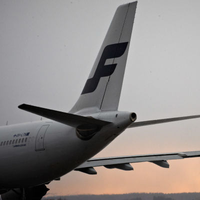 Finnairin lentokoneen peräosaa, kone seisoo kentällä.