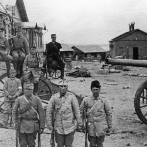 Valkokaartilaisia venäläisten kasarmien edessä valloituksen jälkeen.