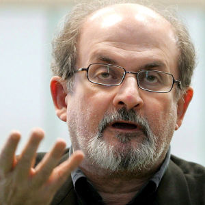 Kirjailija Salman Rushdie puhuu luentotilaisuudessa.