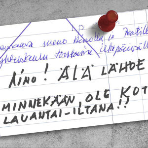 Muistilappu, jossa lukee "Aino! Älä lähde minnekään, ole kotona! Lauantai-iltana!!"