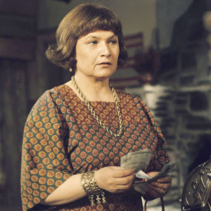 Annikki (Anja Pohjola) elokuvassa On neidolla punapaula