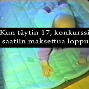Vauva leikkii lattialla (1991).