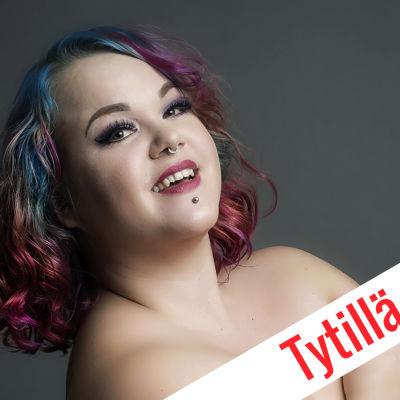Toimittaja Tytti Shemeikka poseeraa Tytillä on asiaa -kolumnikuvassa