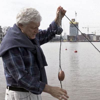 Peter Fryckman kalastaa kotilaiturillaan Helsingissä. 