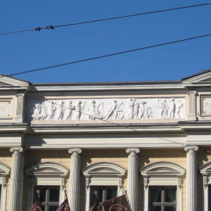 Yksityiskohta Vanhan ylioppilastalon fasadista ja reliefi.