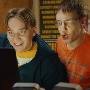 Samu (Juho Nummela) ja Joona (Joose Kääriäinen) innostuneina tietokoneen äärellä.