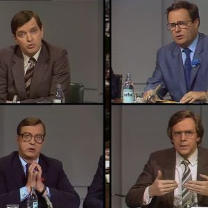 Ministerit vuonna 1983 vaaliväittelyssä. Taustalla kuvaa eduskunnasta.
