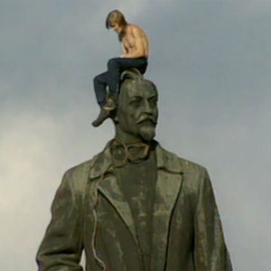 Mies istuu Leninin patsaan päällä (1991).