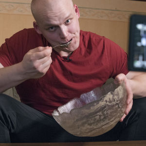 Kuva kilpasyömäri Jesse Pynnösestä syömässä hernekeittoa.