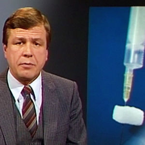 Arvi Lind juontaa uutista Suomen poliorokotuskampanjasta 1985. Taustalla kuva sokeripalasta, johon imeytetään rokotusainetta.