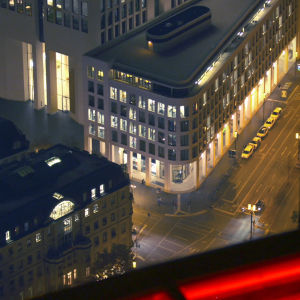 Kuva Frankfurtista yöaikaan