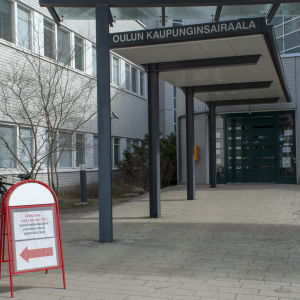 Oulun kaupunginsairaalaan sisäänkäynti keväällä