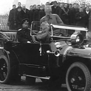 Tsaari Nikolai II istuu autossa Helsingin Unioninkadulla 10.3.1915. 