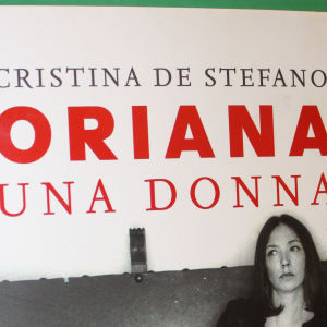 Cristina De Stefanon kirjoittaman Oriana Fallacin elämäkerran italiankielisen laitoksen kansi (osa).