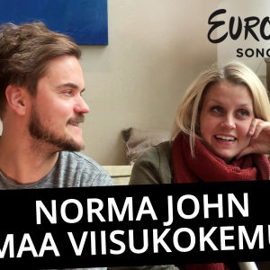 Kuvassa ovat Norma John-yhtyeen Lasse Piirainen ja Leena Tirronen. Oikeassa yläreunassa on Eurovision Soing Contestin logo, alareunassa lukee "Norma John summaa viisukokemuksen".