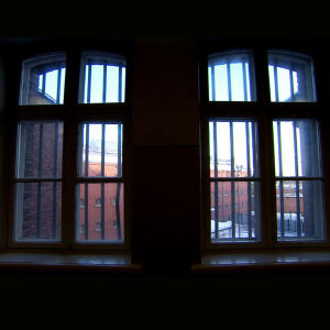 Vankilan ikkunat.