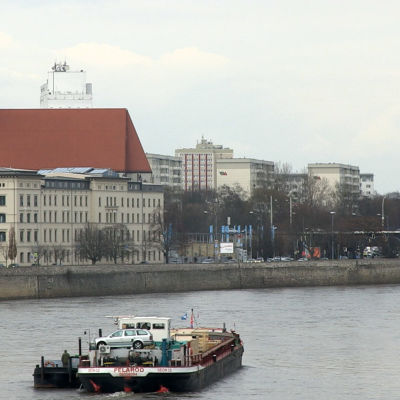 Floden Elbe flyter genom Magdeburg