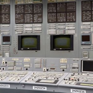 Kärnkraftverket Ignalina stängdes för elva år sedan och Litauens energimarknad har fortfarande inte återhämtat sig. I dag visas kärnkraftverket upp för turister och här spelades också tv-serien Chernobyl in. I kontrollrummet i det stängda kärnkraftverket Ignalina i Litauen är nästan alla skärmar släckta.