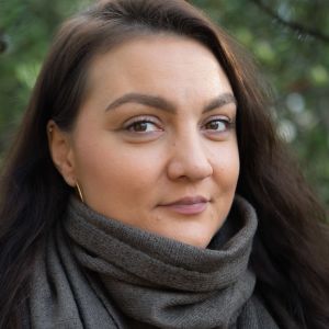 Kimiya Bahrami-Kurillo lähikuvassa, katsoo kameraan