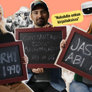 Korallinvärisellä pohjalla englanninopettaja Terhi pitää liitutaulua sylissään, jossa lukee Terhi Abi 1990. Keskellä Gogi Mavromichailis pitää liitutaulua sylissään, jossa lukee abi vm 06. Oikealla istuu Jassu Beloued. Jassulla liitutaulussa lukee abi 2019. Taustalla puhekulpia, ruusuja, ylioppilaslakkeja ja lyyra.