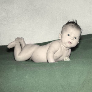 Vauva makaa alastomana villapeitolla.