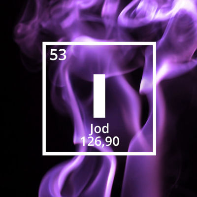 Den kemiska förkortningen för Jod är I. I bakgrunden violettfärgad rök mot en svart bakgrund.