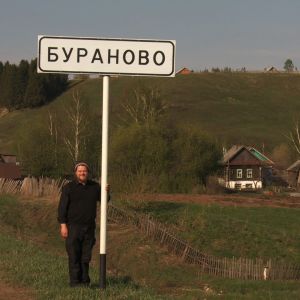 Buranovon kylän kyltti.