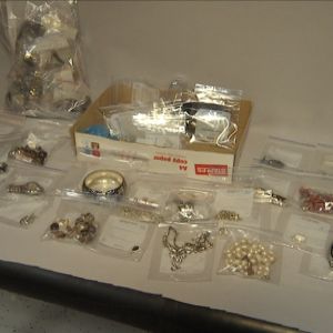 Uudeltamaalta varastettuja arvoesineitä poliisin takavarikossa.