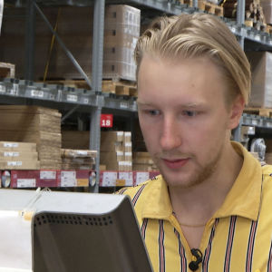 Aleksi kesätyössä.