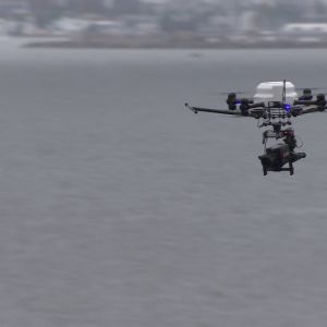 Multikopteri kantaa elokuvakameraa, jolla kuvataan ilmasta.