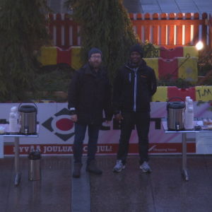 Jocke och Morris på Vasa torg för att dela ut glögg