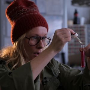 Kuvassa Minttu Heimovirta laboratoriossa.