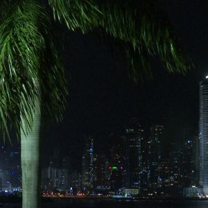 Veroparatiisina tunnettu Panama Cityn skyline iltavalaistuksessa.