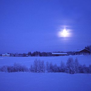 Luminen maalaismaisema kuutamossa, sininen hetki.