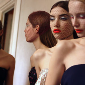 Raf Simonin ensimmäisen haute couture -malliston näytöksen mallit backstagella.  