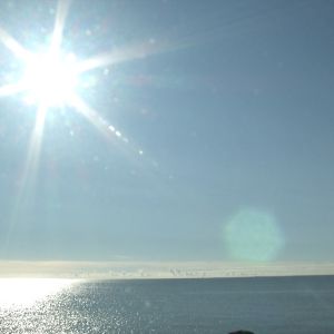 Aurinko heijastuu meren pintaan.
