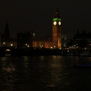 Iltanäkymä Lontoossa Thamesilta Parlamenttitalolle