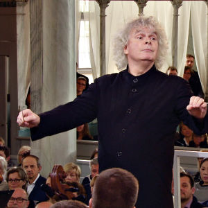 Simon Rattle johtaa Berliinin filharmonikkoja Rörosin kirkossa