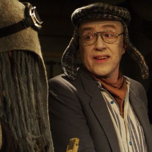 Gert Sabel är en av manusförfattarna till det jättestora juleljuset, han spelar även karaktären farfar rost. på bilden samtalar han med surpuppan som spelas av tom rejström