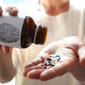 ADHD-lääkkeitä kaadetaan kämmenelle