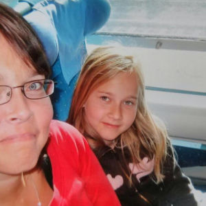 Vlogaaja Mansikkka ja äitinsä Mamma Pia istuvat junassa.