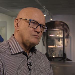 Urheilumanageri Jukka Härkönen Urheilumuseossa.
