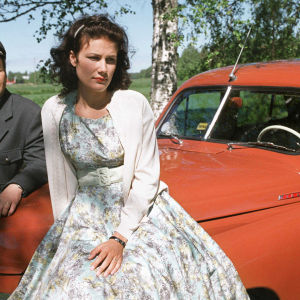 Taksinkuljettaja Olavi (Pekka Valkeejärvi) ja Armi (Minttu Mustakallio)