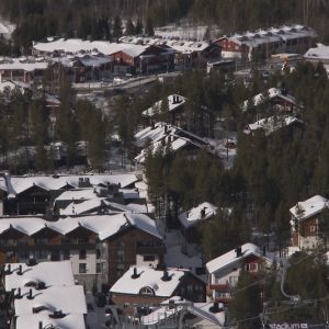 Kittilässä sijaitsevan Levin hotellialuetta rinteeltä käsin kuvattuna.