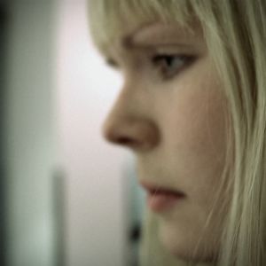 Nainen jännittyneen näköisenä.