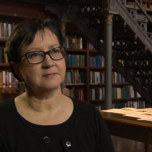 Tutkija Maria Lähteenmäki Kansallisarkistossa.